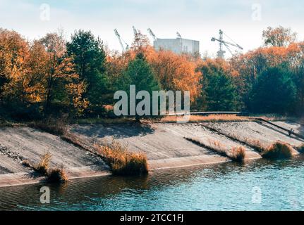 Autunno paesaggio forestale e centrale nucleare a Chernobyl Ucraina Foto Stock