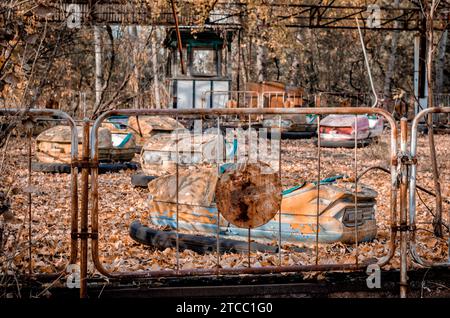 Vecchio parco divertimenti abbandonato a Chernobyl Ucraina in autunno Foto Stock