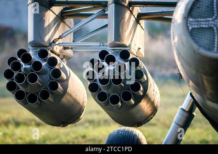 Primo piano dell'elicottero militare dell'esercito con l'arma lanciarazzi Foto Stock