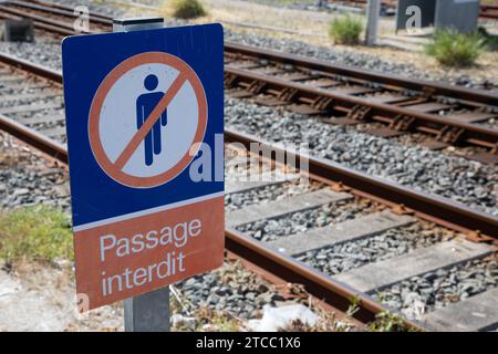 passage interdit (interdizione di passaggio), cartello francese road (strada) significa passaggio pedonale vietato sui binari ferroviari Foto Stock