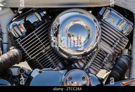 Primo piano del motore della motocicletta del tritatutto cromato Foto Stock