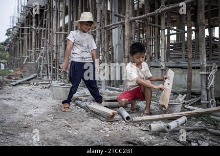 Concetto di lavoro minorile, bambini poveri vittime del lavoro edile, tratta di esseri umani, abusi sui minori. Foto Stock