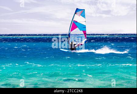 Giro in windsurfer sulle onde del Mar Rosso a Sharm El Sheikh Foto Stock