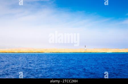 Costa paesaggistica del Mar Rosso e cielo blu con nuvole a Sharm El Sheikh in Egitto Foto Stock