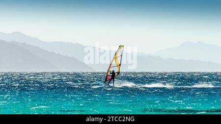 Giro in windsurfer su uno sfondo di alte montagne in Egitto Dahab Foto Stock