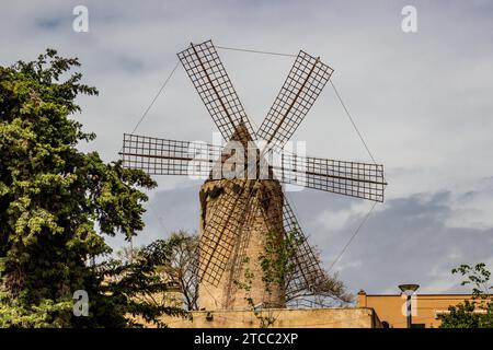 Mulino a vento a Palma sull isola delle Baleari Maiorca, Spagna in una giornata di sole Foto Stock