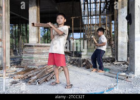 Concetto di lavoro minorile, bambini poveri vittime del lavoro edile, tratta di esseri umani, abusi sui minori. Foto Stock