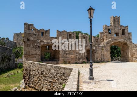 Parte dell'antica cinta muraria della città vecchia di Rodi, sull'isola greca di Rodi Foto Stock