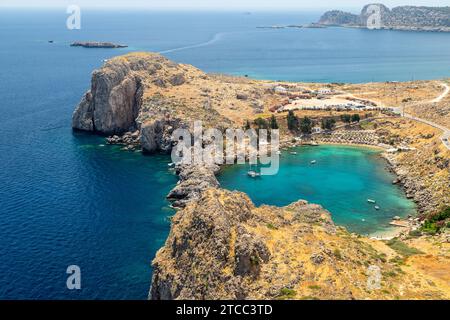 Vista panoramica dall'acropoli di Lindos presso la costa del mar mediterraneo e St. Pauls Bay con chiara e acqua turchese Foto Stock