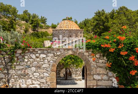 Ingresso al monastero di Moni Thari sull'isola di Rodi Foto Stock