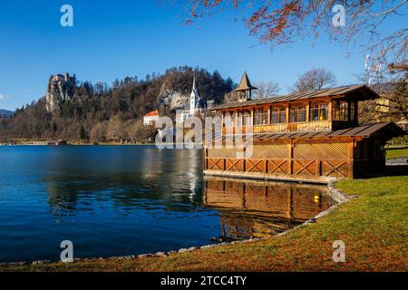 Bellissimo lago di Bled, vista sul vecchio castello e sulle montagne. Bled, Slovenia 7 dicembre 2023 Foto Stock