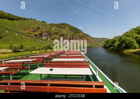 Nave passeggeri sul fiume Mosella vicino Zeltingen-Rachtig e montagna con vigneti e rocce di ardesia in background Foto Stock