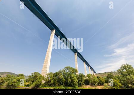 Alto ponte sopra il fiume Moselle vicino il villaggio del vino Zeltingen-Rachtig Foto Stock