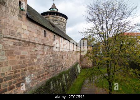 Vecchia cinta muraria e torre a Handwerkerhof, nella città di Norimberga, Baviera, Germania in autunm Foto Stock