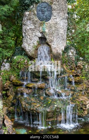 Fontana con gli spruzzi di acqua al cancello del Danubio (Donautor) nella città Kelheim, Baviera, Germania Foto Stock