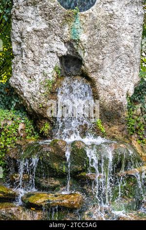 Fontana con gli spruzzi di acqua al cancello del Danubio (Donautor) nella città Kelheim, Baviera, Germania Foto Stock
