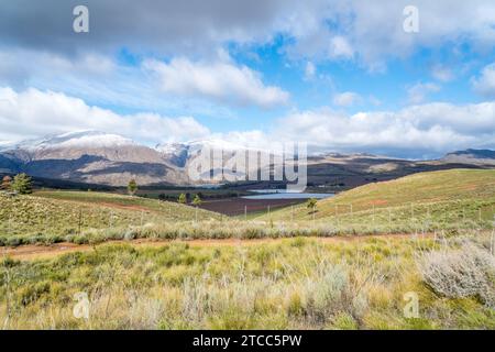 Cerere, Capo Occidentale, regione rurale e paesaggistica agricola del Sudafrica nella stagione invernale con neve sulle montagne Foto Stock