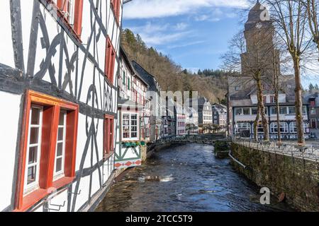 Case a graticcio lungo il fiume rur a Monschau, Eifel Foto Stock