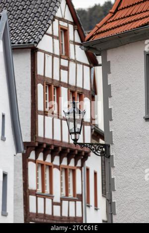 Casa a graticcio e lampada stradale a Bad Muenstereifel, Germania Foto Stock