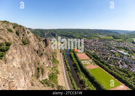 Vista ad alto angolo dai Rotenfels di Bad Muenster am Stein Ebernburg con massiccio roccioso e fiume Nahe Foto Stock