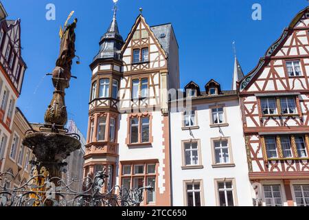 Mercato posto a Bernkastel-Kues sul fiume Mosella, Germania Foto Stock