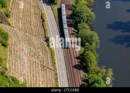 Vista ad alto angolo dai Rotenfels del fiume Nahe e linea ferroviaria con treno passeggeri Foto Stock