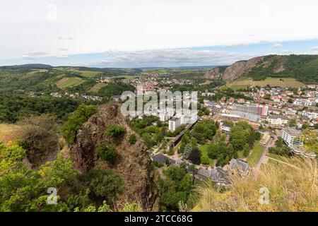 Vista panoramica da Rheinrofenstein alla città di Bad Muenster am Stein-Ebernburg con il castello di Ebernburg Foto Stock