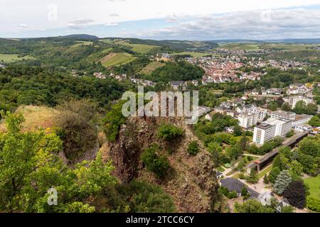 Vista panoramica da Rheinrofenstein alla città di Bad Muenster am Stein-Ebernburg con il castello di Ebernburg Foto Stock