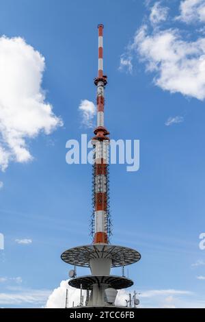 Palo radio rosso e bianco sulla grande montagna di Inselsberg in Turingia, Germania Foto Stock