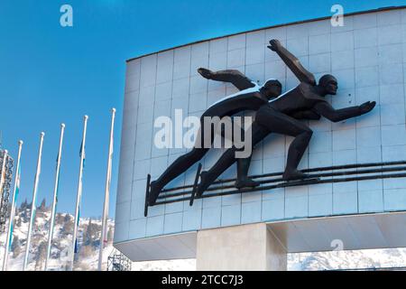 Almaty, Kazakistan, 2 marzo 2014: Pattinatori sul ghiaccio presso la famosa pista di pattinaggio Medeo ad Almaty, Kazakistan, e montagne sullo sfondo Foto Stock