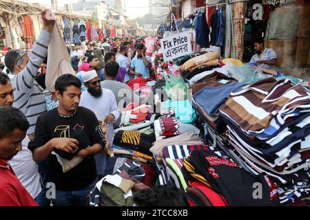 Dhaka Markt für Bekleidung si riunì in un mercato di strada per comprare vestiti invernali in un giorno freddo a Dacca, Bangladesh, il 12 dicembre 2023. Dhaka Dhaka District Bangladesh Copyright: XHabiburxRahmanx Credit: Imago/Alamy Live News Foto Stock