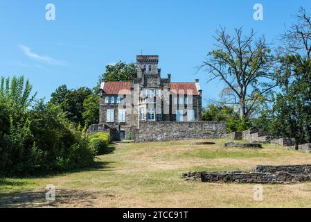 Hattingen, Germania - 24 luglio 2022: Casa di campagna Custodis sul vecchio complesso di castelli dell'Isenberg vicino Hattingen sul fiume Ruhr, North Rhine-Westp Foto Stock