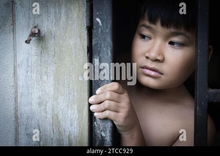 Interrompere l'abuso dei bambini. Tratta di esseri umani e concetto di schiavitù. Fermare l'abuso umano. Foto Stock