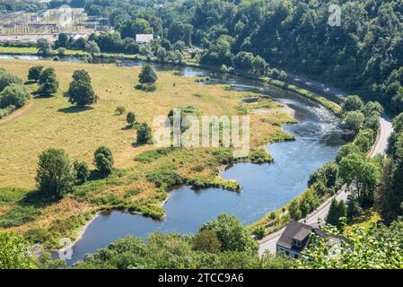 Vista del fiume Ruhr e del paesaggio verde circostante dal pendio della Ruhr. Natura sul fiume vicino a Hattingen nella zona della Ruhr. Foto Stock