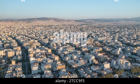 Paesaggio urbano di Atene: Una prospettiva leggermente trasformata sulla bellezza architettonica Foto Stock