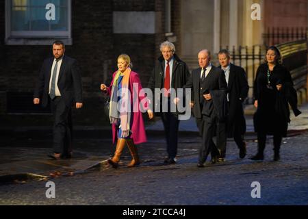 I deputati conservatori (da sinistra a destra) Jonathan Gullis, Miriam Cates, Danny Kruger, Marco Longhi, Neil o'Brien e Jill Mortimer arrivano a Downing Street, Londra, per un incontro a colazione con il primo ministro Rishi Sunak, che sta lottando per riconciliare le richieste concorrenti dei deputati Tory sul suo piano in Ruanda. Gli aspiranti ribelli hanno avvertito che è ancora necessario un intervento chirurgico importante per fissare la legislazione di punta in materia di asilo. Data immagine: Data foto: Martedì 12 dicembre 2023. Foto Stock