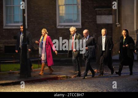 TRASMETTENDO CON NOMI AGGIUNTIVI i deputati conservatori (da sinistra) Jonathan Gullis, Miriam Cates, Danny Kruger, Marco Longhi, Neil o'Brien e Jill Mortimer, arrivano a Downing Street, Londra, per un incontro a colazione con il primo ministro Rishi Sunak, che sta lottando per riconciliare le richieste concorrenti dei deputati Tory sul suo piano ruandese. Gli aspiranti ribelli hanno avvertito che è ancora necessario un intervento chirurgico importante per fissare la legislazione di punta in materia di asilo. Data immagine: Data foto: Martedì 12 dicembre 2023. Foto Stock