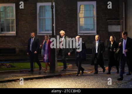 TRASMETTENDO CON NOMI AGGIUNTIVI i deputati conservatori (da sinistra) Jonathan Gullis, Miriam Cates, Danny Kruger, Marco Longhi, Neil o'Brien e Jill Mortimer, arrivano a Downing Street, Londra, per un incontro a colazione con il primo ministro Rishi Sunak, che sta lottando per riconciliare le richieste concorrenti dei deputati Tory sul suo piano ruandese. Gli aspiranti ribelli hanno avvertito che è ancora necessario un intervento chirurgico importante per fissare la legislazione di punta in materia di asilo. Data immagine: Data foto: Martedì 12 dicembre 2023. Foto Stock