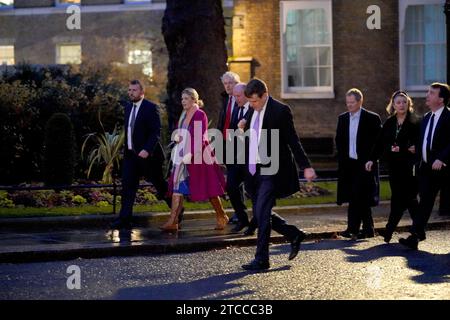 RITRASMETTENDO CON NOMI AGGIUNTIVI i deputati conservatori (da sinistra) Jonathan Gullis, Miriam Cates, Danny Kruger, Marco Longhi, con Neil o'Brien (terzo a destra) e Jill Mortimer (secondo a destra) , arrivano a Downing Street, Londra, per un incontro a colazione con il primo Ministro Rishi Sunak, che sta lottando per conciliare le richieste concorrenti dei deputati Tory sul suo piano in Ruanda. Gli aspiranti ribelli hanno avvertito che è ancora necessario un intervento chirurgico importante per fissare la legislazione di punta in materia di asilo. Data immagine: Data foto: Martedì 12 dicembre 2023. Foto Stock