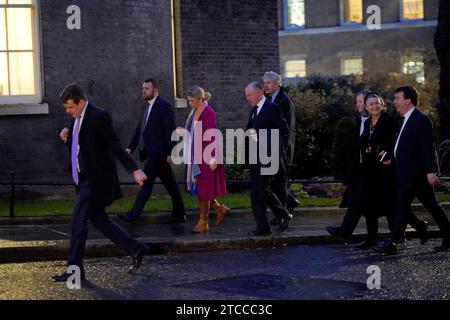 TRASMETTENDO CON NOMI AGGIUNTIVI i deputati conservatori (dalla seconda sinistra) Jonathan Gullis, Miriam Cates, Marco Longhi, Danny Kruger e Neil o'Brien e Jill Mortimer arrivano a Downing Street, Londra, per un incontro a colazione con il primo ministro Rishi Sunak, che sta lottando per riconciliare le richieste concorrenti dei deputati Tory sul suo piano ruandese. Gli aspiranti ribelli hanno avvertito che è ancora necessario un intervento chirurgico importante per fissare la legislazione di punta in materia di asilo. Data immagine: Data foto: Martedì 12 dicembre 2023. Foto Stock