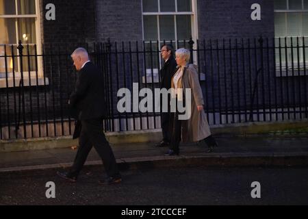 LA RITRASMISSIONE CON NOMI AGGIUNTIVI i deputati conservatori Lee Anderson (a sinistra) e Lia Nichi (a destra) arrivano a Downing Street, Londra, per un incontro a colazione con il primo ministro Rishi Sunak, che sta lottando per riconciliare le richieste concorrenti dei deputati Tory sul suo piano in Ruanda. Gli aspiranti ribelli hanno avvertito che è ancora necessario un intervento chirurgico importante per fissare la legislazione di punta in materia di asilo. Data immagine: Data foto: Martedì 12 dicembre 2023. Foto Stock