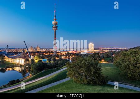 Torre Olimpica nel Parco Olimpico e edificio amministrativo BMW a quattro cilindri a Monaco, Baviera, Germania Foto Stock