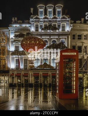 Il tempo piovoso di Londra e i riflessi all'esterno del Cartier Store a Mayfair, Londra. Foto Stock