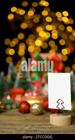 Confezione regalo di Natale con carta bianca vuota verticale per biglietti d'auguri o biglietti d'invito con spazio per le copie per la festa della vigilia di Natale Foto Stock