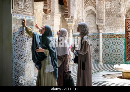 Fez, Marocco: Tre donne arabe visitano la Madrasa al-Attarine (scuola religiosa islamica). Foto Stock