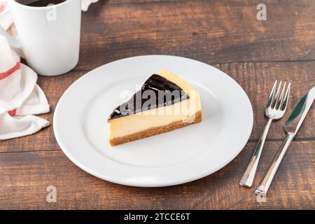 Cheesecake al cioccolato con caffè preparato sul tavolo di legno Foto Stock