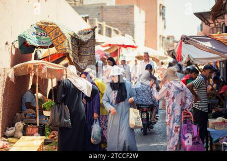 Marrakesh, Marocco: Popolo marocchino in un mercato di verdure di strada all'interno della Medina di Marrakech. Foto Stock