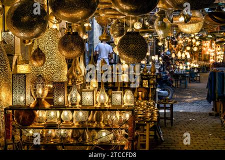 Marrakech, Marocco: Negozio di lampade nel suk della Medina di Marrakech. Grande varietà di lampade in vendita in un mercato del Maghreb. Artigianato marocchino. Foto Stock