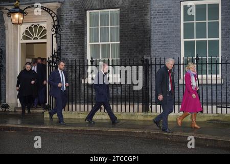 (Da sinistra a destra) i deputati conservatori Jill Mortimer, Jonathan Gullis, Marco Longhi, Danny Kruger e Miriam Cates, lasciando Downing Street, Londra, a seguito di un incontro per colazione con il primo ministro Rishi Sunak, che sta lottando per riconciliare le richieste concorrenti dei deputati Tory sul suo piano in Ruanda. Gli aspiranti ribelli hanno avvertito che è ancora necessario un intervento chirurgico importante per fissare la legislazione di punta in materia di asilo. Data immagine: Data foto: Martedì 12 dicembre 2023. Foto Stock