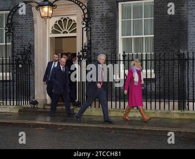 (Da sinistra a destra) i deputati conservatori Jonathan Gullis, Marco Longhi, Danny Kruger e Miriam Cates, lasciando Downing Street, Londra, dopo un incontro a colazione con il primo ministro Rishi Sunak, che sta lottando per riconciliare le richieste concorrenti dei deputati Tory sul suo piano in Ruanda. Gli aspiranti ribelli hanno avvertito che è ancora necessario un intervento chirurgico importante per fissare la legislazione di punta in materia di asilo. Data immagine: Data foto: Martedì 12 dicembre 2023. Foto Stock